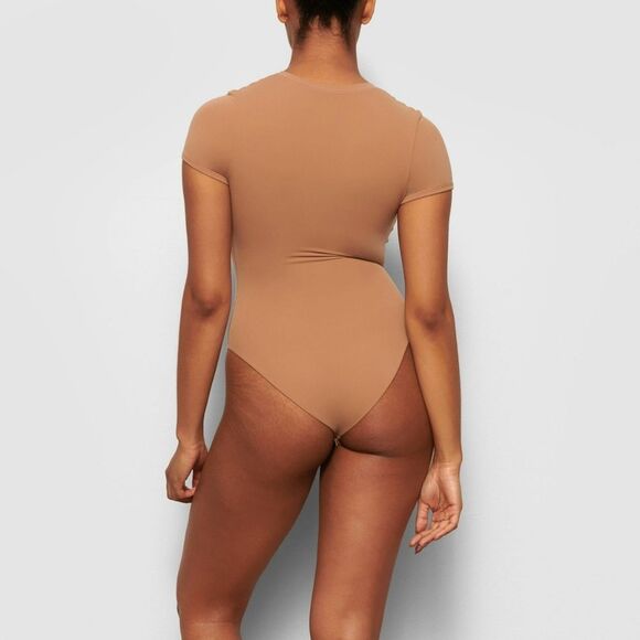 NWT Skims Fits Everybody Short Sleeve Crew Neck T-Shirt Thong Bodysuit Sienna L - Picture 2 of 10